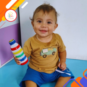 No berçário do Colégio La Fontaine, o melhor berçário no Tatuapé, cada atividade tem um objetivo pedagógico claro. Nesta atividade, o bebê com o chocalho sensorial em mãos tem estimulos que ajudam no seu desenvolvimento.