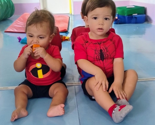 Bebês participando de atividades de socialização na primeira infância em berçário no Tatuapé