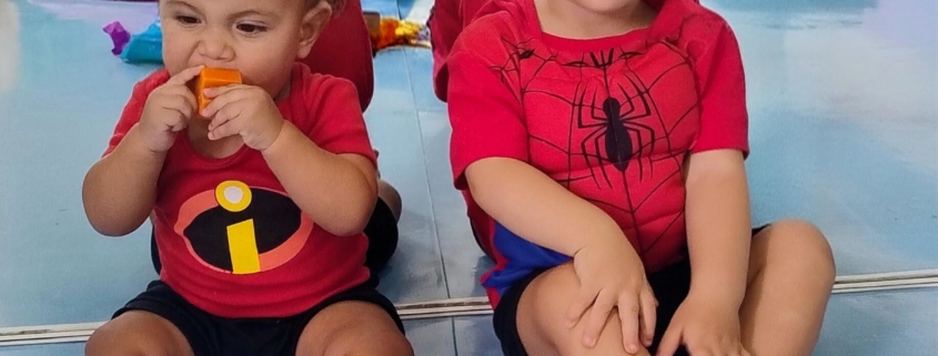 Bebês participando de atividades de socialização na primeira infância em berçário no Tatuapé